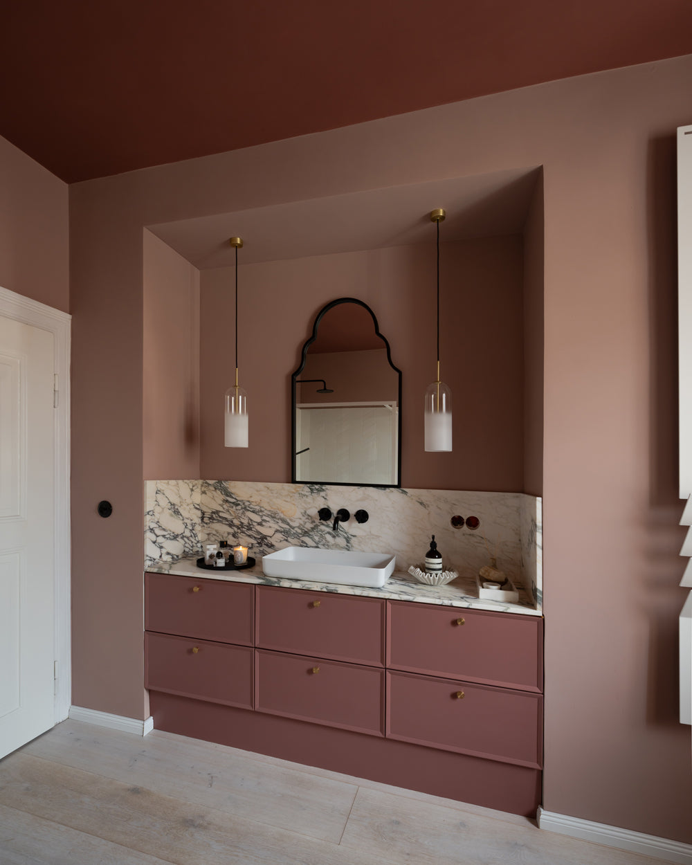 Badkamer transformatie met de kleuren Maroon en Afternoon tea